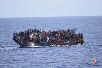 U Kréty se potopila loď se 700 migranty. Zatím jich nezachránili ani půlku