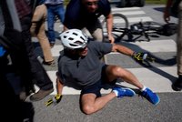 „Nešika“ Biden (79) chtěl potěšit příznivce a spadl z kola. Nic se nestalo, ujišťuje Bílý dům