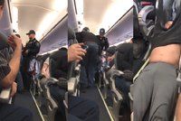 Brutální zásah policie v letadle: Lékaři rozbili hlavu o sedačku, protože odmítal vystoupit