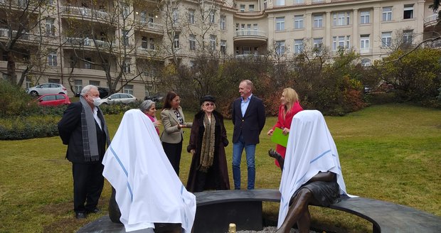 The ceremonial unveiling of the Infinity Bench by the Czech-Canadian sculptor Ley Vivot on the premises of the Institute for Mother and Child Care in Prague-Podolí.