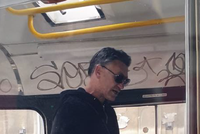 Muž surově napadl seniora (76) v tramvaji, vyfotil ho pohotový svědek. Poznáváte ho?