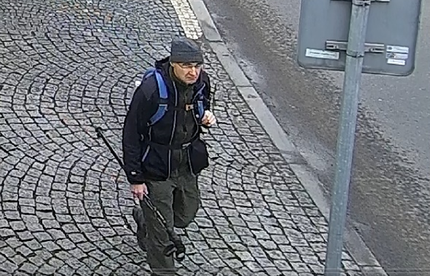 Policie hledá i muže (na snímku), který na Nový rok kolem poledne rozbil trekovou holí okno autobusu v pražské Zbraslavi.