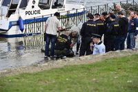 Ve Vltavě u Palackého mostu našli mrtvého člověka