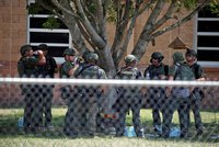 Mladík začal střílet na základce v Texasu! Po smrti je nejméně 14 dětí a učitel