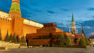 V Moskvě poslali do vězení Čecha, který protestoval u Leninova mauzolea. Diskreditoval prý armádu V Moskvě poslali do vězení Čecha, který protestoval u Leninova mauzolea. Diskreditoval prý armádu
