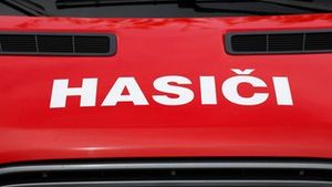 V Rynholci hoří průmyslová hala. Zasahuje přes dvacet jednotek, vyhlášen je třetí stupeň V Rynholci hoří průmyslová hala. Zasahuje přes dvacet jednotek, vyhlášen je třetí stupeň