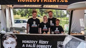 V šestnácti skončil na brněnské ulici, pak chtěl dobýt svět řízkem. Teď jeho byznys padá