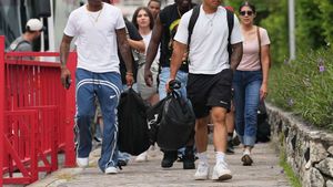 V Thajsku zakotvila loď s vojáky: Blíží se námořníci, schovejte šlapky!