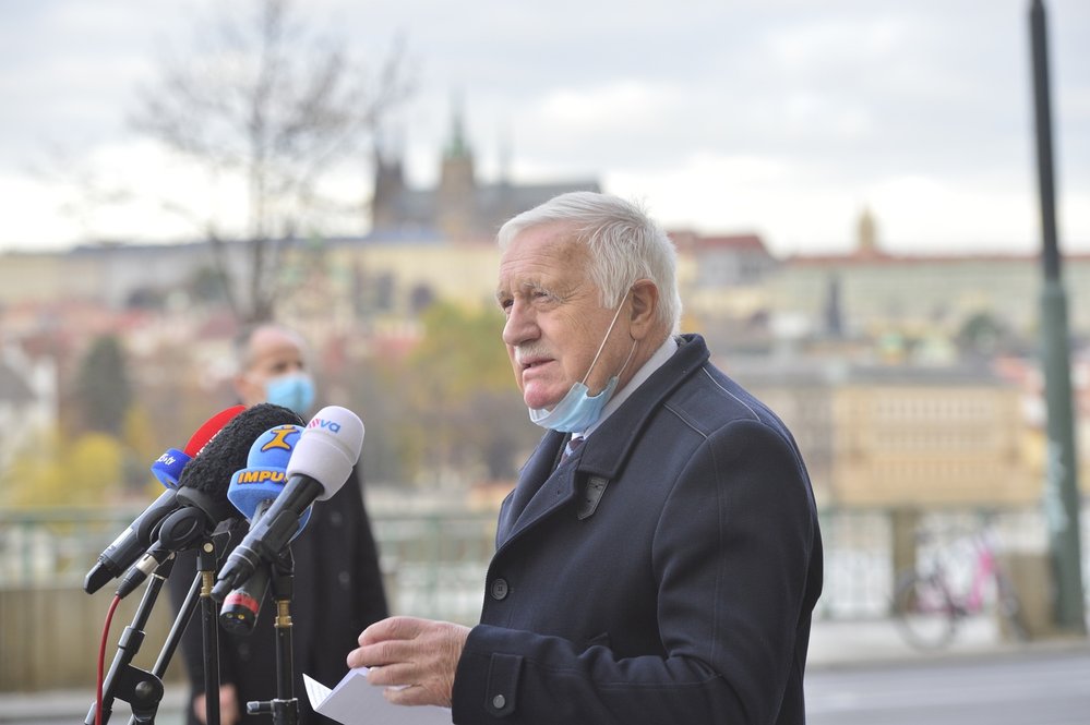 Exprezident Václav Klaus na Národní třídě 17. 11. 2020