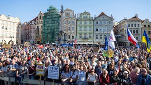 Václave, svobodu udržíme! Staromák zaplnili demonstranti, Milion chvilek vyzval k účasti ve volbách Václave, svobodu udržíme! Staromák zaplnili demonstranti, Milion chvilek vyzval k účasti ve volbách