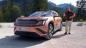Vaculík v pandě, Karlík mezi kamiony a Bednář v elektrikách: Pátý díl televizního Světa motorů už zítra!