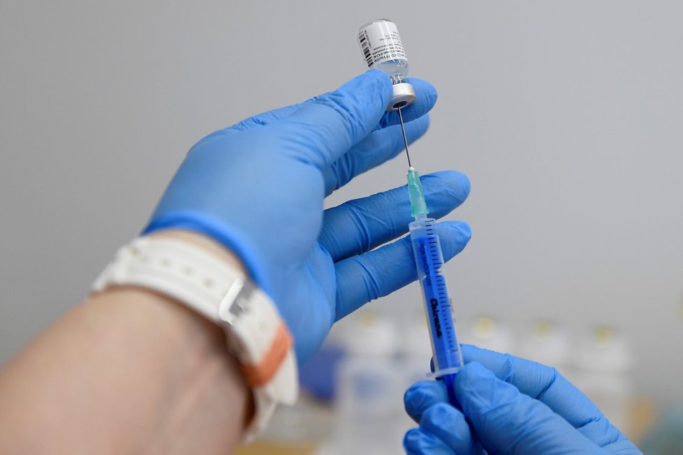 Vakcína proti covid-19 od firem Pfizer/BioNTech už je v Česku (27. 12. 2020)