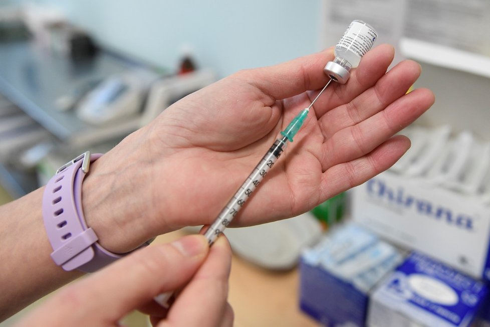 Vakcína proti covid-19 od firem Pfizer/BioNTech už je v Česku (27. 12. 2020)