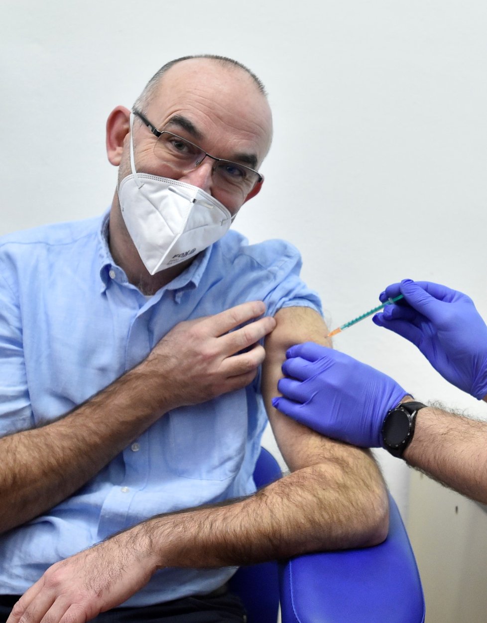 Ministr zdravotnictví Jan Blatný dostal jako jeden z prvních ve Fakultní nemocnici Brno v den zahájení očkování proti nemoci covid-19 dávku vakcíny (27. 12. 2020)