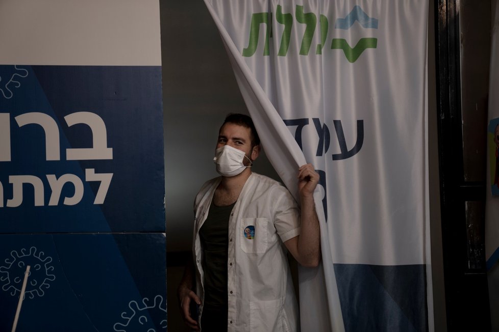 Izraelští lékaři nabádají k očkování.