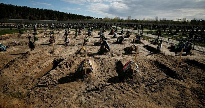 Hrůzný nález u Kyjeva: Další masový hrob civilisty zabitými Rusy, oznámil Zelenskyj