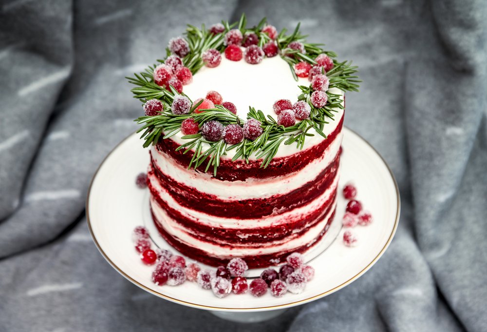 Red velvet cake působí neotřelým dojmem a spolu s cukrářským zdobením vytvoří báječnou vánoční atmosféru.