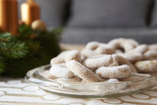 Vanilkové rohlíčky jsou symbolem Vánoc. Upečte si voňavou klasiku podle videa