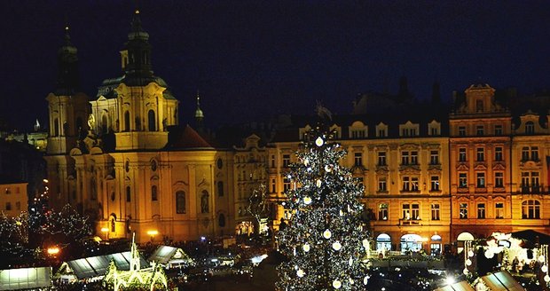 Na Staroměstském náměstí se v sobotu slavnostně rozsvítil vánoční stromeček.