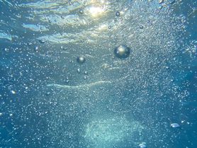 Vědci vyřešili 500 let starý paradox Leonarda da Vinciho. Proč bublinky ve vodě nestoupají přímo vzhůru?