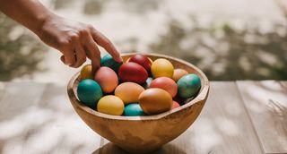 Velikonoční kouzla a rituály: Proč se má sníst chleba s medem a jak můžete věštit z obarvených vajíček?