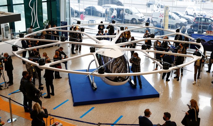Německá společnost Volocopter představila na římském letišti Fiumicino svůj budoucí elektřinou poháněný taxidron, který by mohl dopravovat cestující do centra italské metropole.