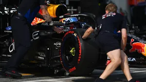 Verstappen a Leclerc by mohli jet na tři zastávky, říká šéf Pirelli Verstappen a Leclerc by mohli jet na tři zastávky, říká šéf Pirelli