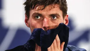 Verstappen porušil pravidla, ale penalizaci nedostane. Pod žlutou vlajkou předjel pomalého Hamiltona Verstappen porušil pravidla, ale penalizaci nedostane. Pod žlutou vlajkou předjel pomalého Hamiltona