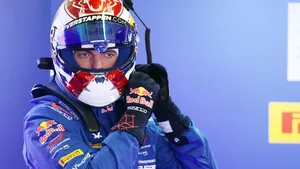 Verstappen předvedl v GT World Challenge velkou stíhací jízdu. Po trestu skončil s kolegy v Portimãu devátý Verstappen předvedl v GT World Challenge velkou stíhací jízdu. Po trestu skončil s kolegy v Portimãu devátý
