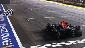 Verstappen se na desátý pokus dočkal vítězství v Singapuru. Chvíli to trvalo, říká Verstappen se na desátý pokus dočkal vítězství v Singapuru. Chvíli to trvalo, říká