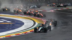 Verstappen vyhrál v Singapuru sprint na osychající trati. Russell boural, jezdci McLarenu kolidovali Verstappen vyhrál v Singapuru sprint na osychající trati. Russell boural, jezdci McLarenu kolidovali