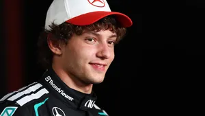 Vettel podporuje Antonelliho v boji o jeho vlastní rekord. Jeho zprávy mají význam, říká Ital Vettel podporuje Antonelliho v boji o jeho vlastní rekord. Jeho zprávy mají význam, říká Ital