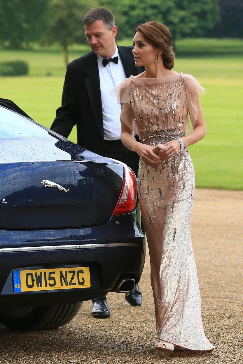 Vévodkyně Kate v šatech od Jenny Packham