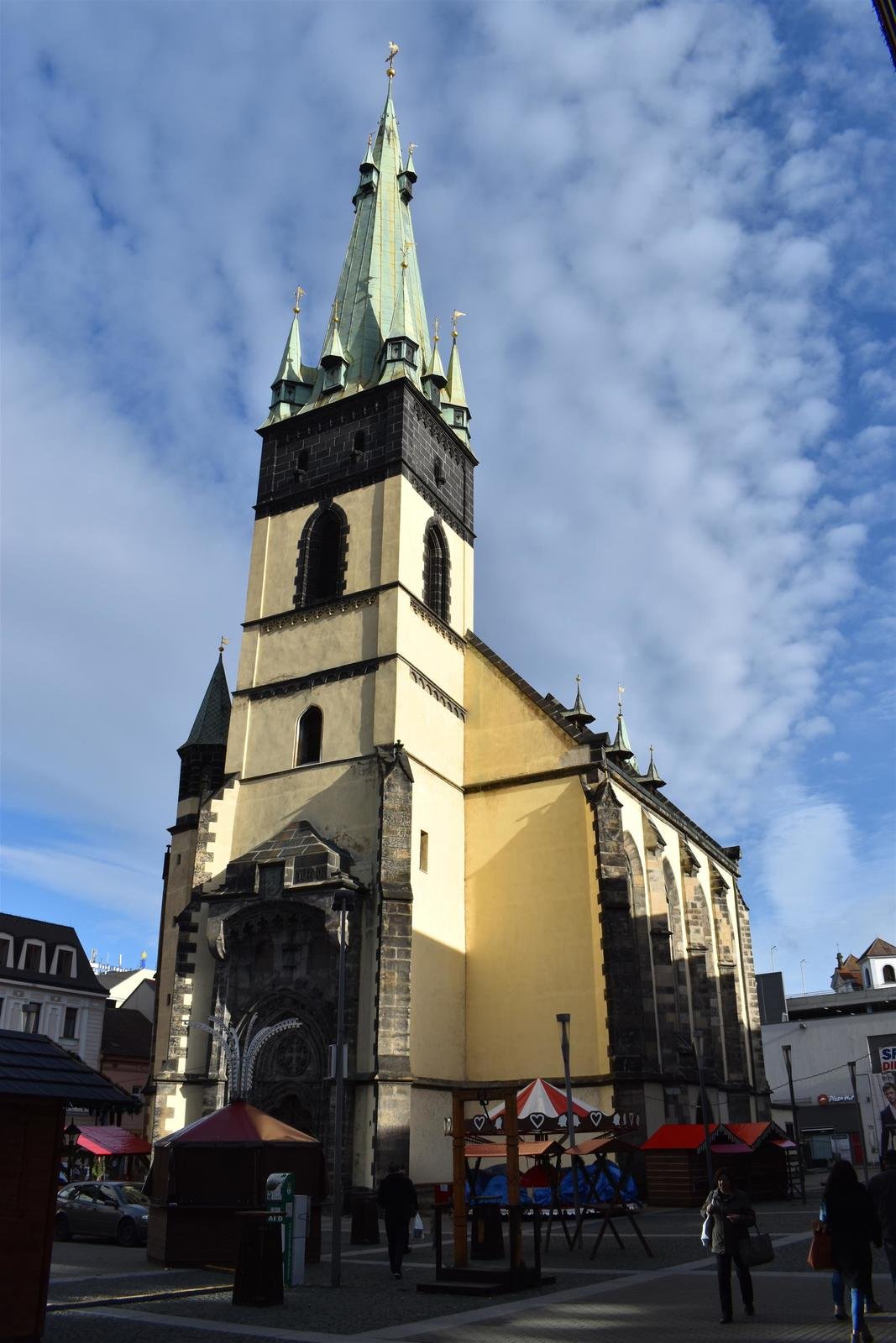 Kostel Nanebevzetí Panny Marie má vychýlenou věž o více jak dva metry.