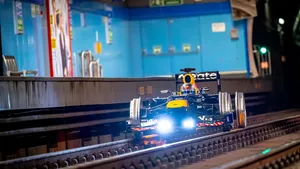 Video: Red Bull poslal monopost F1 do madridského metra. Mistrovský vůz RB8 dostal speciální kola Video: Red Bull poslal monopost F1 do madridského metra. Mistrovský vůz RB8 dostal speciální kola