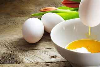 Jak vyfouknout vejce jednou dírkou? Naučte se skvělý trik!