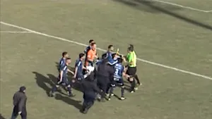 VIDEO Z ARCHIVU: Masakr v Argentině. Sudí vyloučil 8 hráčů a dostal přes hubu VIDEO Z ARCHIVU: Masakr v Argentině. Sudí vyloučil 8 hráčů a dostal přes hubu