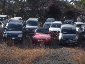 Video z uzavřené zóny u Fukušimy ukazuje, kolik zajímavých aut majitelé opustili. Vozy čeká sešrotování