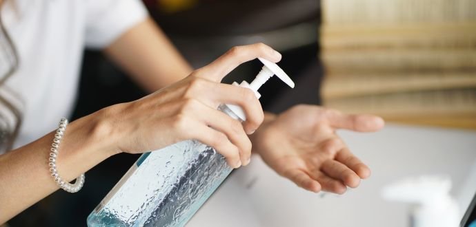 Chraňte sebe i své blízké: naučte se správně mýt a dezinfikovat ruce