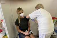 Vakcinace u Babišů: Vivien po sporu o protilátky zašla na očkování, premiér má třetí dávku