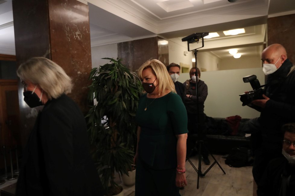 Alena Schillerová čeká na nového ministra financí Zbyňka Stanjuru, aby mu předala úřad.
