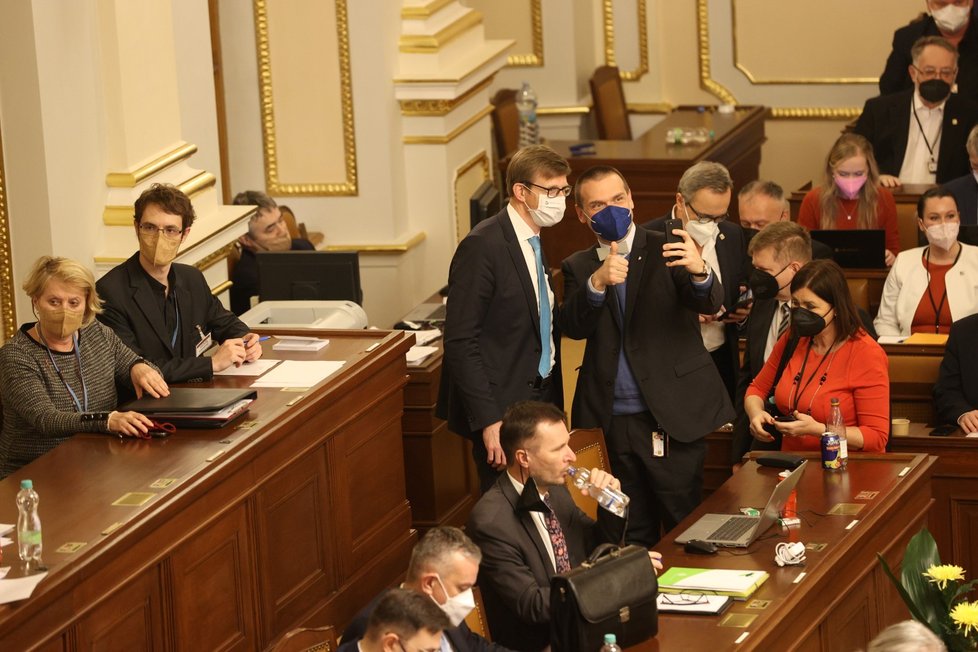 Ministři dopravy Martin Kupka a kultury Martin Baxa si po hlasování udělali selfie.