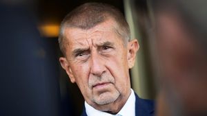 Vláda válčí s kritickými médii. Babiš, Okamura a Macinka věrně kopírují metody autokrata Fica