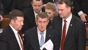 Vladimír Mertlík: Zatímco řešíme toaletní papír ve vlaku, vláda za kulisami skandálů rozebírá stát Vladimír Mertlík: Zatímco řešíme toaletní papír ve vlaku, vláda za kulisami skandálů rozebírá stát