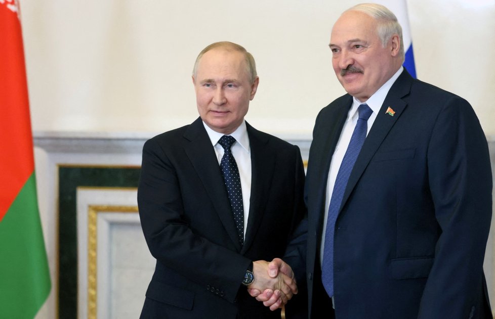 Ruský prezident Vladimir Putin s běloruským prezidentem Alexandrem Lukašenkem (25.6.2022)