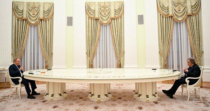 Šéf OSN zasedl s Putinem k dlouhému stolu. Guterres chce pohnout s mírovými rozhovory