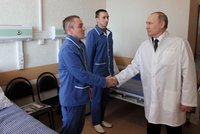 Putin v bílém plášti poprvé navštívil zraněné ruské vojáky. Nikdo neležel, všichni stáli