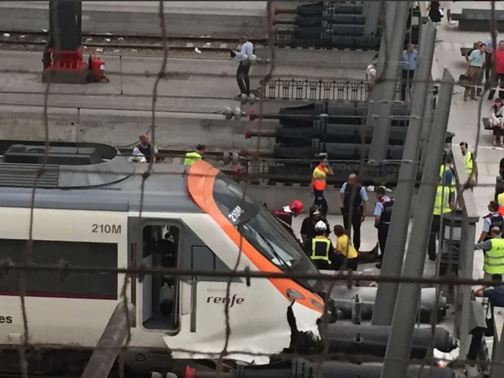 Vlak v Barceloně narazil do nástupiště
