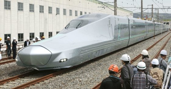 Japonci představili nejrychlejší rychlovlak, v běžném provozu bude umět zdolávat 360 kilometrů za hodinu
