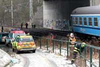 Žena v Plzni skočila pod přijíždějící vlak: Na místě byla mrtvá